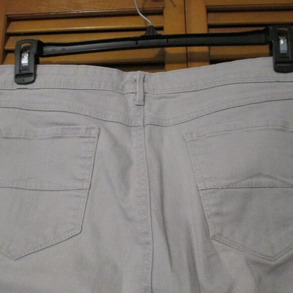 Gloria Vanderbilt capris light gray denim with stretch & pockets size 12 - Picture 9 of 9